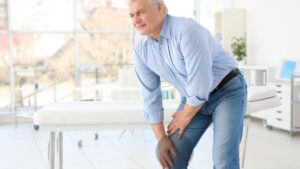 Knie artrose kan leiden tot stijfheid vooral 's ochtend of na lang te hebben gezeten.