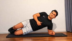 Versleten heup pijn verzachten met deze oefening: Side plank oefening. Deze oefening traint de gluteus medius (de middelgrote bilspier).