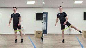 Heupabductie met elastische band, deze oefening traint de gluteus medius. Oftewel de middelgrote bilspier.