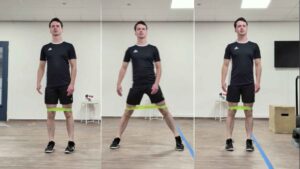 Zijwaartse passen met elastiek (side walk). Deze oefening traint de middelgrote bilspier (de gluteus medius).