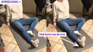 Knie versleten? Kijk of je knie helemaal kan strekken, als dat niet kan. Kies dan deze oefening. Span je quadriceps aan zodat je hak los komt van de mat, doe dit 3 x 10 herhalingen.